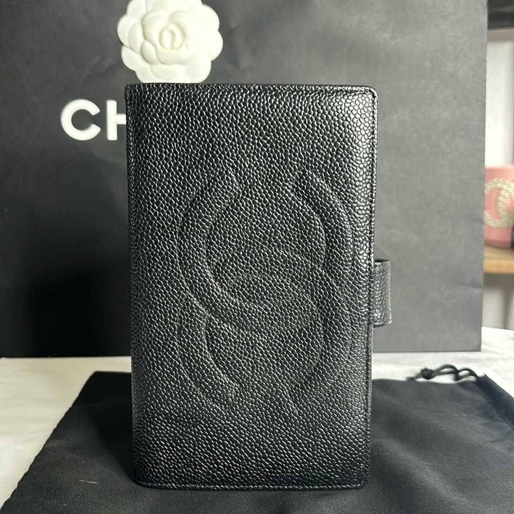 Chanel kiss lock caviar wallet🖤
